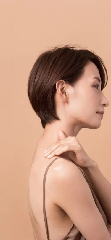 横を向いた女性が自分の型を撫でている画像